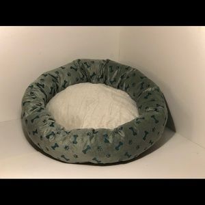 Round green plush pet bed